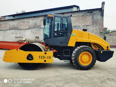 10噸單鋼輪無級變速自動擋振動壓路機